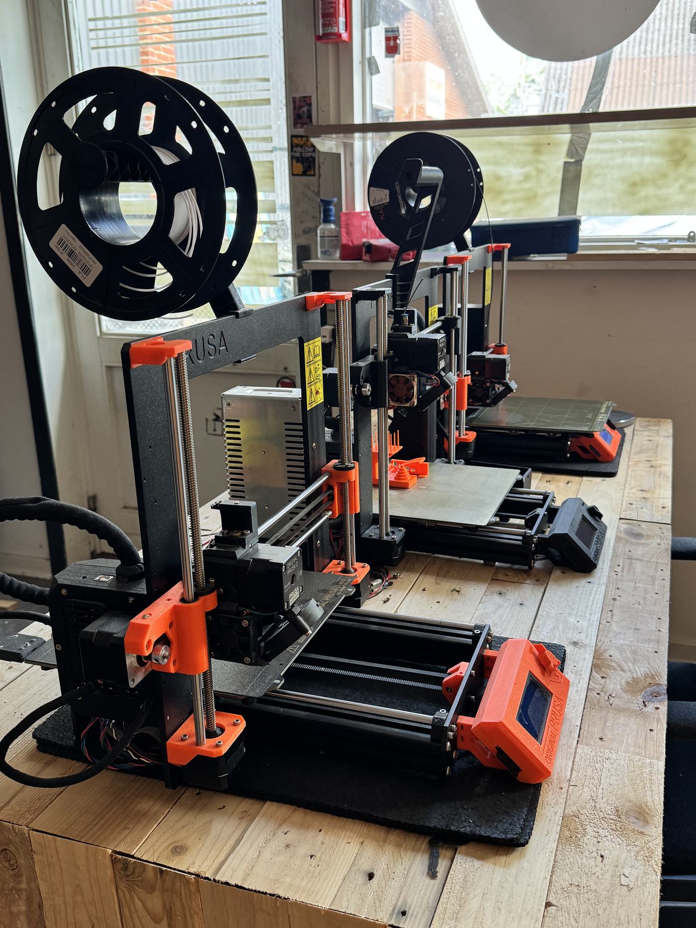 Række af Prusa 3D-printere i gang i værkstedet